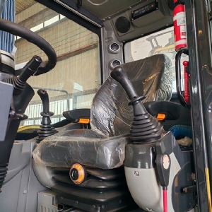 100型輪式挖掘機(jī)